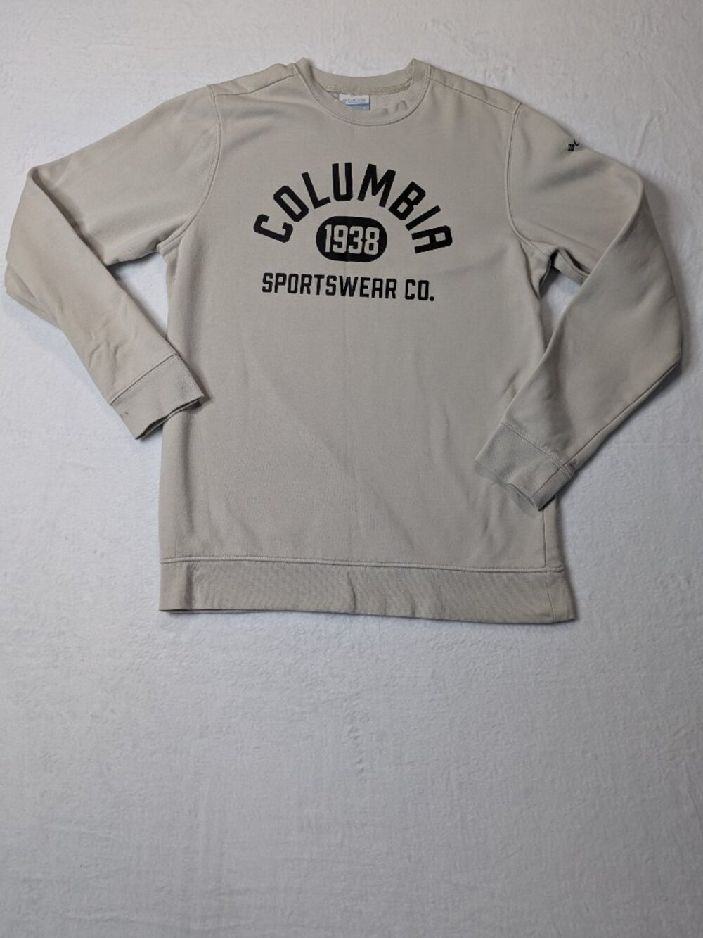 Columbia sportswear classic Beige  crewneck sweatshirt size medium.